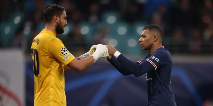 Paris' Torwart Gianluigi Donnarumma und Kylian Mbappe (r) klatschen ab. Donnarumma sah gegen Le Havre die Rote Karte. PSG