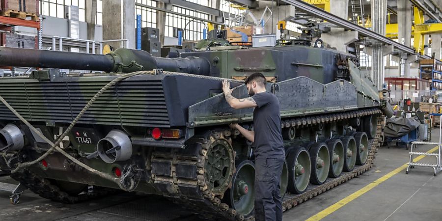 Ein Mechaniker wartet im März dieses Jahres die Raupen an einem Panzer vom Typ Leopard 2 in einer Wartungshalle der Ruag in Thun. (Archivbild)