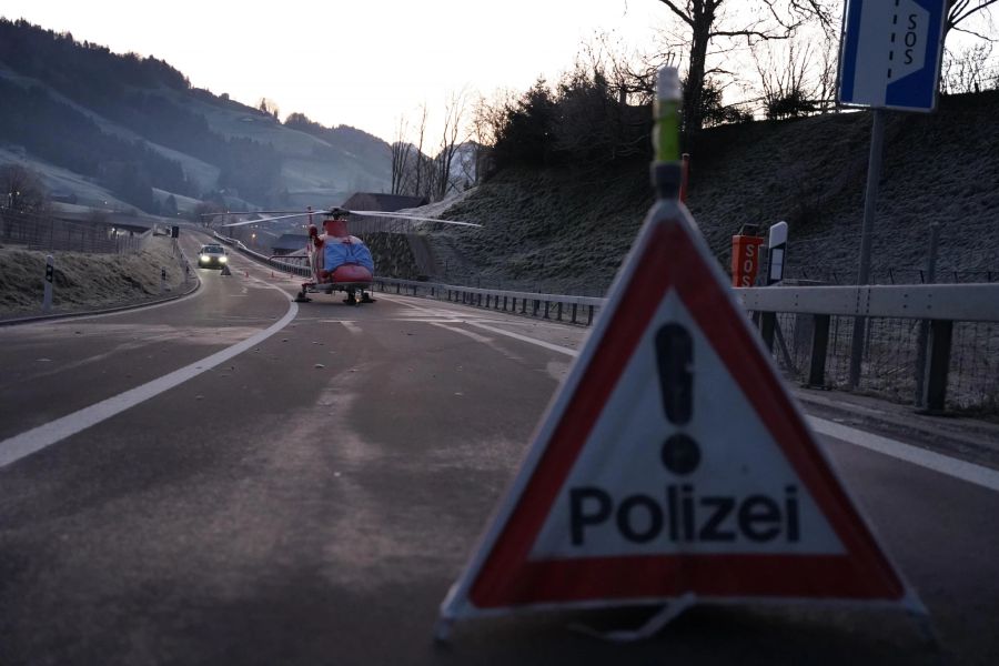 In Wattwil SG sorgt ein Rega-Helikopter für eine Strassensperrung.