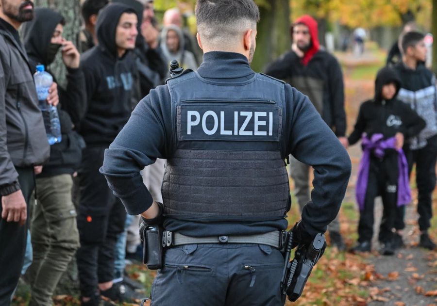 Mittels der Kontrollen soll die irreguläre Migration gestoppt werden. Im Foto überwacht ein Polizist illegale Einwanderer.