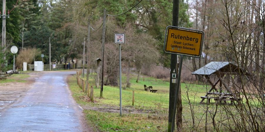 Das Ortseingangsschild des Lychener Ortsteiles Rutenberg. Der Brandenburger Verfassungsschutz sieht in dem Dorf in der Uckermark die Gefahr einer Ansiedlung der extremistischen Reichsbürgerorganisation «Königreich Deutschland».