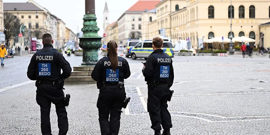 Grosses Polizeiaufgebot an der Münchner Sicherheitskonferenz. Beamte sichern den innerstädtischen Odeonsplatz. (Aufnahme vom Februar 2022)