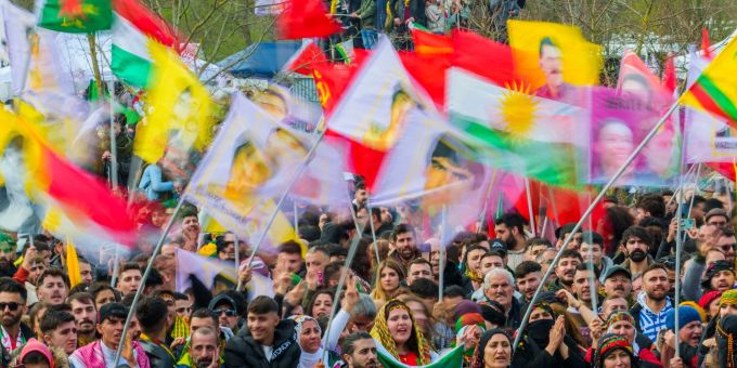 Ein Fahnenmeer bei der zentralen Feier zum kurdischen Neujahrsfest «Newroz» in Frankfurt. Ein Fahnenmeer bei der zentralen Feier zum kurdischen Neujahrsfest «Newroz» in Frankfurt.