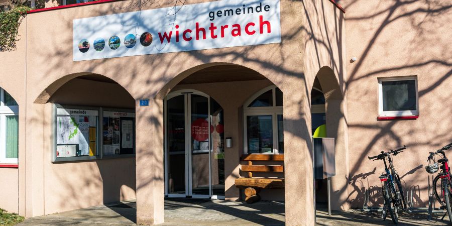 Eingang zur Gemeindeverwaltung von Wichtrach. - Region Aaretal