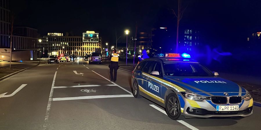 Ein Raser will sich einer Polizeikontrolle entziehen - ein Beamter schiesst deshalb «mehrmals gezielt» auf die Reifen des Autos, teilt ein Polizei-Sprecher mit.