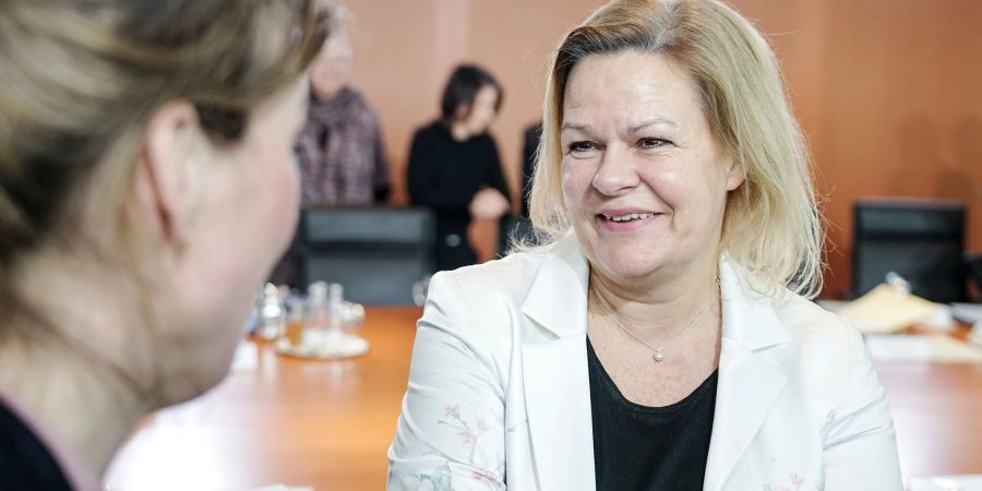 Nancy Faeser (SPD, r), Bundesministerin für Inneres und Heimat, nimmt an der Sitzung des Bundeskabinetts im Bundeskanzleramt teil.