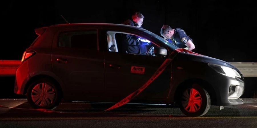 Israelische Polizisten untersuchen Fahrzeug nahe Jericho