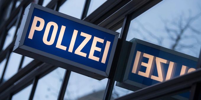 Den drei Polizeibeamten wird auch das Verwenden von «Kennzeichen verfassungswidriger Organisationen» vorgeworfen (Symbolbild). Den drei Polizeibeamten wird auch das Verwenden von «Kennzeichen verfassungswidriger Organisationen» vorgeworfen (Symbolbild).