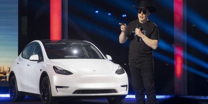Tesla-Chef Elon Musk spricht an einem Event. elon musk tesla