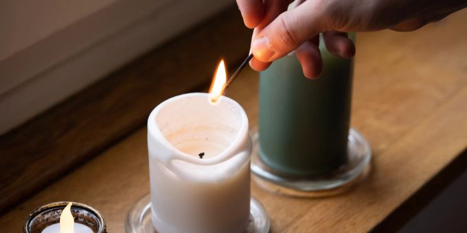 Beleuchtung einer Kerze mit einem Streichholz. (Symbolbild) Beleuchtung einer Kerze mit einem Streichholz. (Symbolbild)