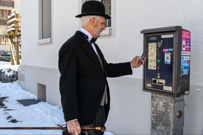 Thomas Gempeler bezahlt das Parking ganz neumodisch.