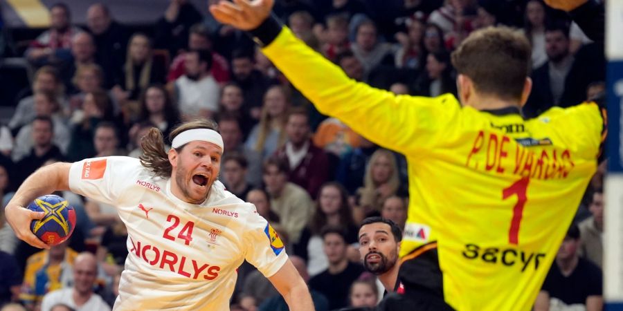 Mikkel Hansen (l) und die Dänen sind in das WM-Finale eingezogen.