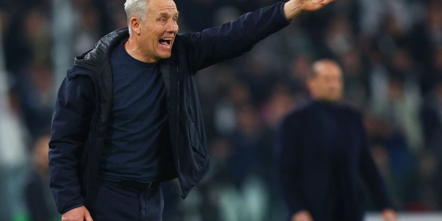 Freiburg-Trainer Christian Streich gibt taktische Anweisungen.