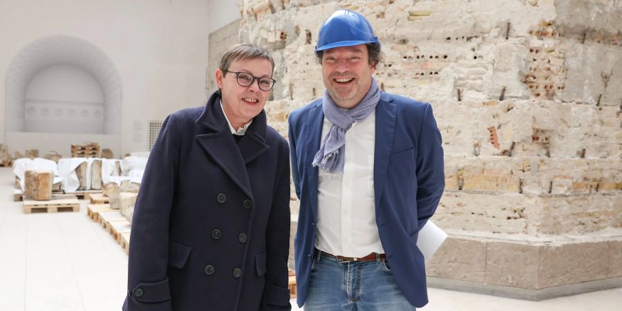 Barbara Grosse-Rhode (l), Referatsleiterin im Bundesamt für Bauwesen und Raumordnung, und Stefan Weber, Direktor des Museums für Islamische Kunst, im Pergamonmuseum.