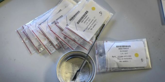 Verdächtige Päckchen werden in einem Labor untersucht Verdächtige Päckchen werden in einem Labor untersucht