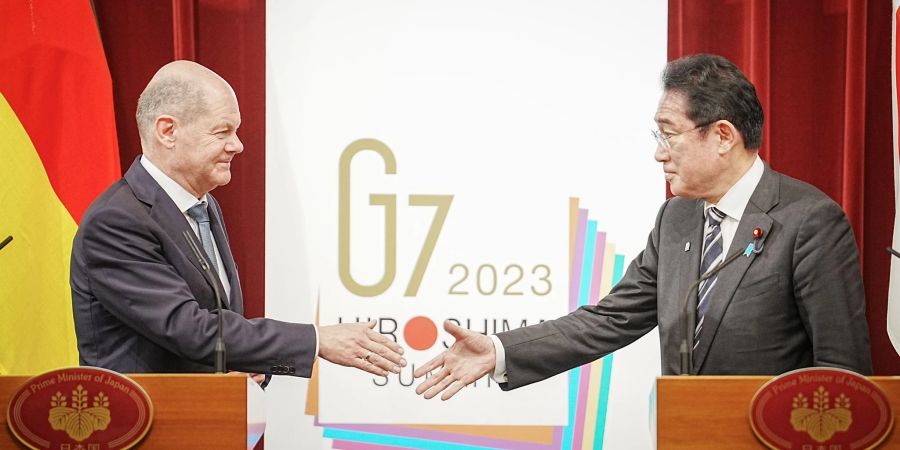 Shakehands: Bundeskanzler Olaf Scholz (l.) und Japans Ministerpräsident Fumio Kishida.