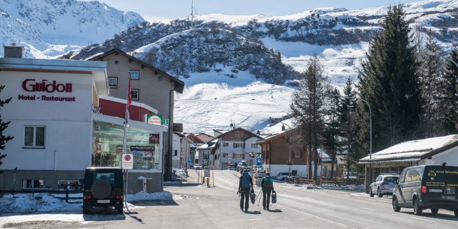 Einfahrtsstrasse nach Bivio am Fuss der Alpenpässe Julier und Septimer. - Gemeinde Surses