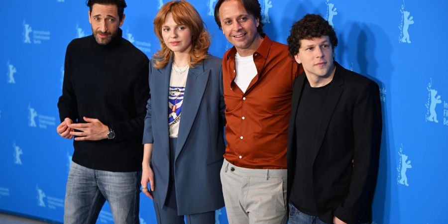 Adrien Brody (l-r), Odessa Young, John Trengove  und Jesse Eisenberg stellen in Berlin ihren Film «Manodrome» vor.