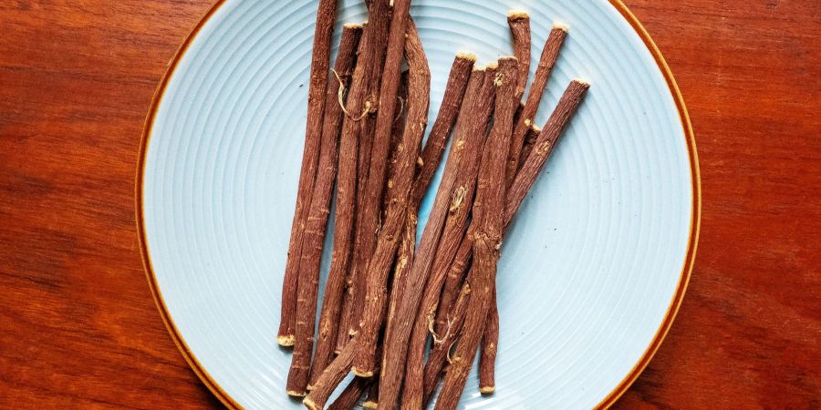Getrocknete Süssholz-Wurzeln geben vielen Gerichten eine herb-lakritzige Note - und man kann sie sogar als aromatisierende Grillspiesse verwenden.