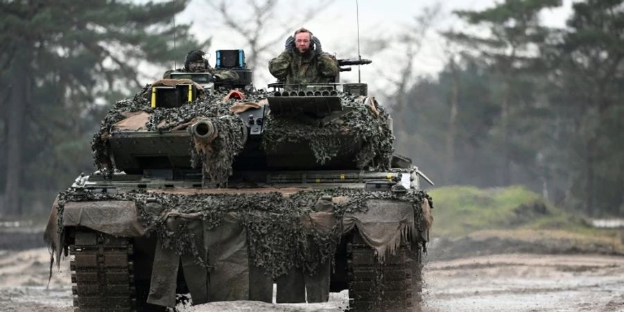 Verteidigungsminister Pistorius in Leopard-2-Panzer