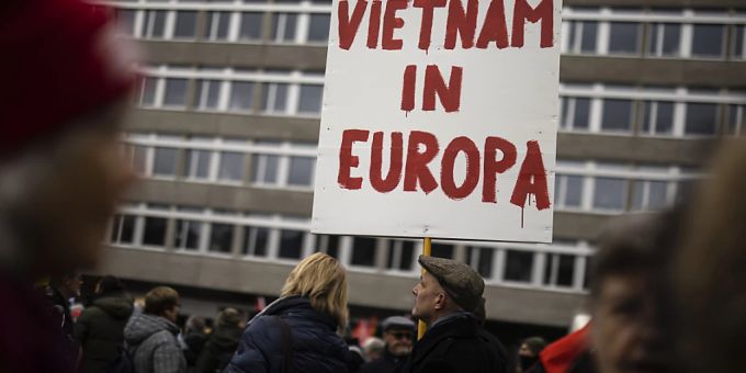 In Zürich haben am Samstagnachmittag rund 200 Menschen gegen den Krieg in der Ukraine protestiert. In Zürich haben am Samstagnachmittag rund 200 Menschen gegen den Krieg in der Ukraine protestiert.