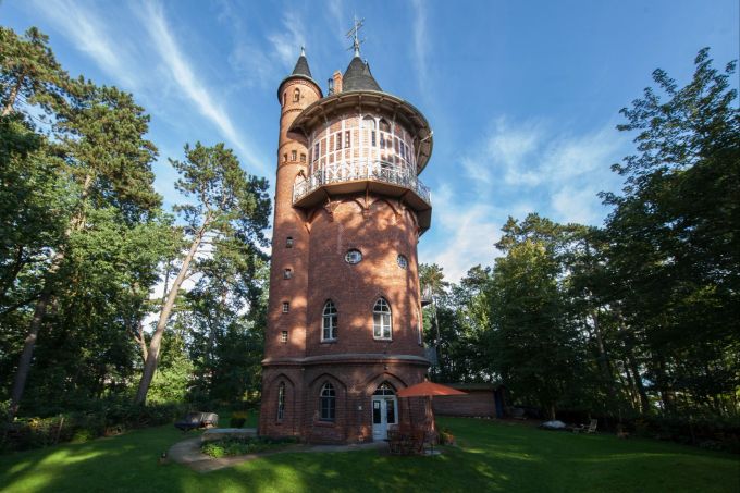 Alle Wohnungen im Wasserturm haben entweder Terrasse, Balkon oder eine umlaufende Empore mit herrlichen Blick auf die Müritz. Wasserturm Waren Hotel