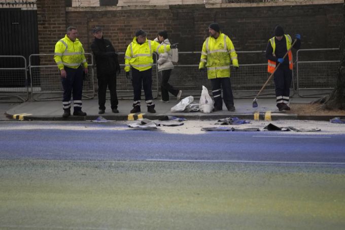 Hinter der Aktion steckte offenbar die Gruppe Led By Donkeys. ukraine london russland