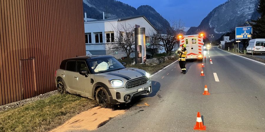 Fahrzeugendlage nach Kollison mit grossem Stein in Landquart
