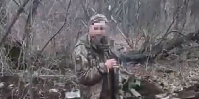 Ein unbewaffneter ukrainischer Soldat soll von Russen erschossen worden sein. ukraine krieg
