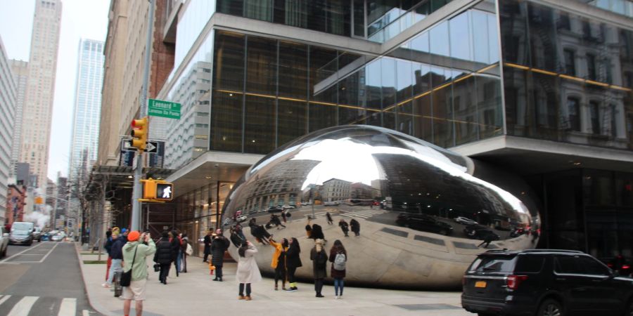 Menschen stehen vor einer neuen «Bohnen»-Skulptur von Künstler Anish Kapoor in New York.