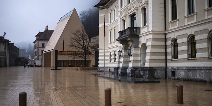 Blick auf das Liechtensteiner Parlament (links) und das Regierungsgebäude in Vaduz. Das Fürstentum feiert den bald 100-jährigen Zollvertrag mit der Schweiz als einen der wichtigsten Wirtschaftsverträge seiner Geschichte. (Archivbild)