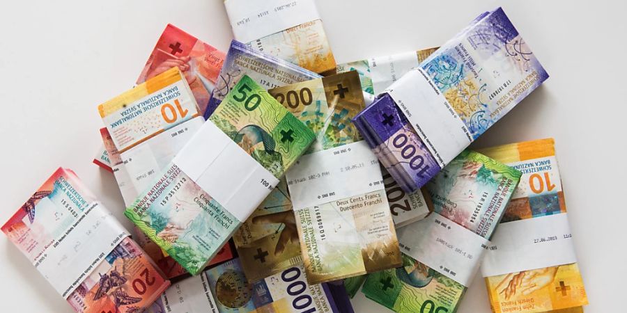 Bargeld und Schmuck im Wert von einer Million Franken haben unbekannte Telefonanrufer von einer Basler Rentnerin ergaunert. Sie hatte einen sogenannten Schockanruf erhalten. (Symbolbild)