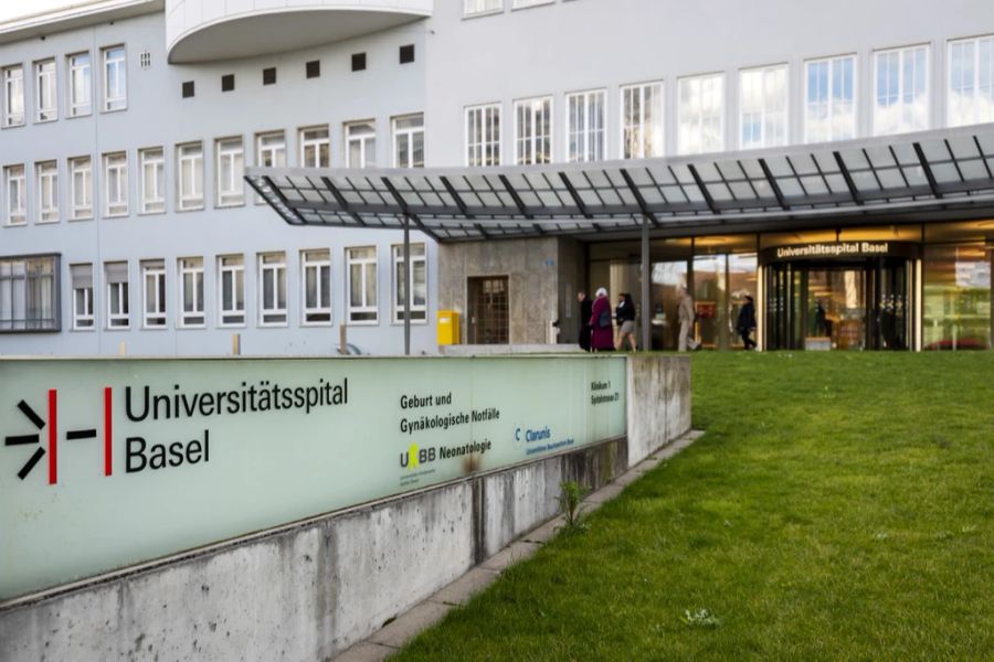 Im Universitätsspital Basel gilt vorerst noch eine Maskenpflicht.