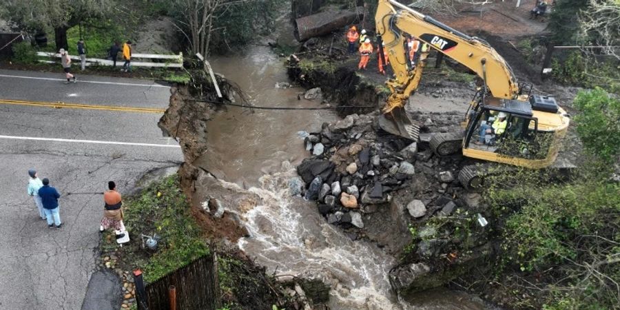 Nach heftigem Regen unterspülte Strasse in Kalifornien