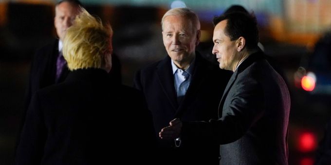 US-Präsident Joe Biden bei seiner Ankunft in Warschau. Evan Vucci/AP/dpa Joe Biden in Polen