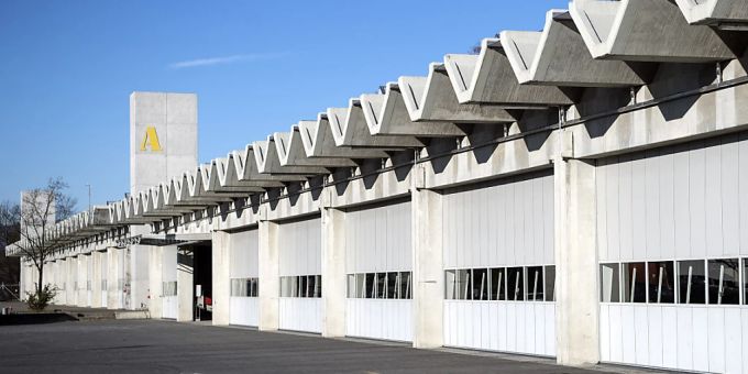 Sicht auf eine der Panzerhallen des Waffenplatzes Thun. (Archivbild) Unterkunft Armee