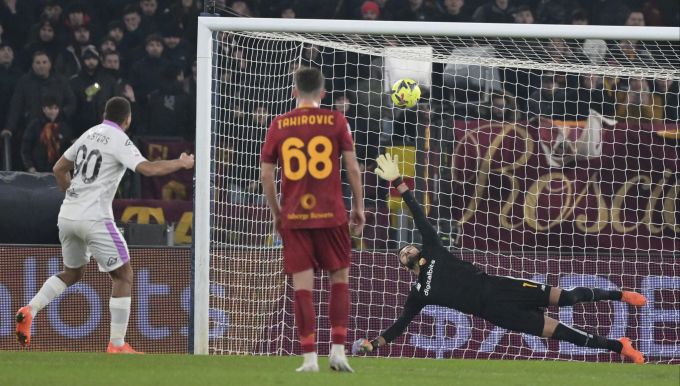 Cremoneses Cyriel Dessers versenkt im cup-Viertelfinal gegen Roma-Goalie Rui Patricio einen Penalty. (Alfredo Falcone/LaPresse via AP) Cremonese