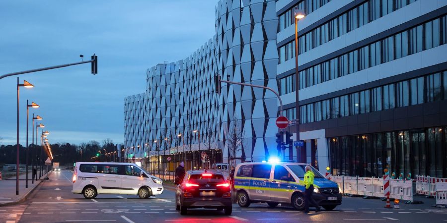 Abgesperrt ist die Zufahrt zum Parkhaus am Frankfurter Flughafen, nachdem dort zwei Tote gefunden worden sind.