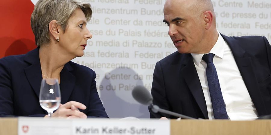 Der Bund sistiert die Boni-Auszahlung an Kader der Credit Suisse. Im Bild Bundespräsident Alain Berset und Finanzministerin Karin Keller-Sutter an der historischen Medienkonferenz vom Sonntagabend. (Archivbild)