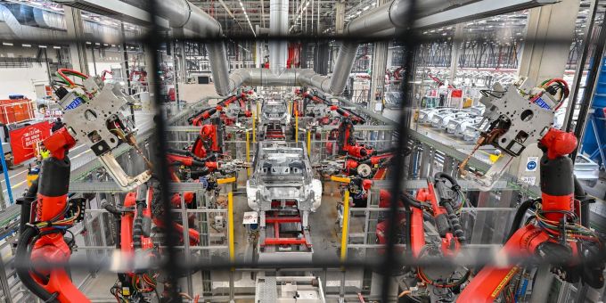 Roboter verschweissen die Karosserie eines Elektrofahrzeuges vom Typ Model Y.