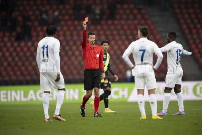 Lionel Tschudi zeigt Bledian Krasniqi vom FCZ im Spiel der Super League gegen St. Gallen die Rote Karte. Super League
