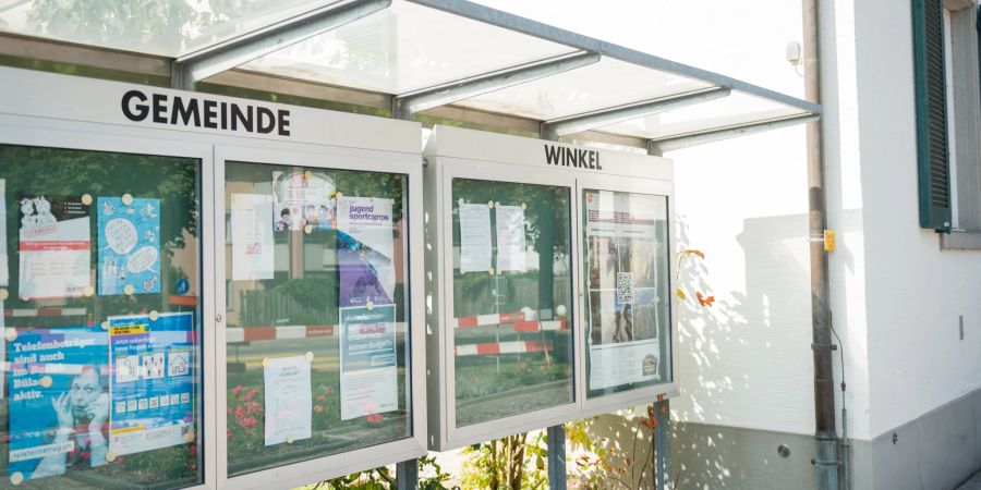 Infotafel vor der Gemeindeverwaltung Winkel im Zürcher Unterland. - Region Bülach.