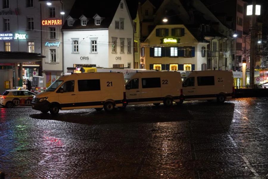 In der Innenstadt (Hier beim Barfüsserplatz) ist die Polizei mit einem Grossaufgebot präsent, Demonstrierende sind aber keine auszumachen.