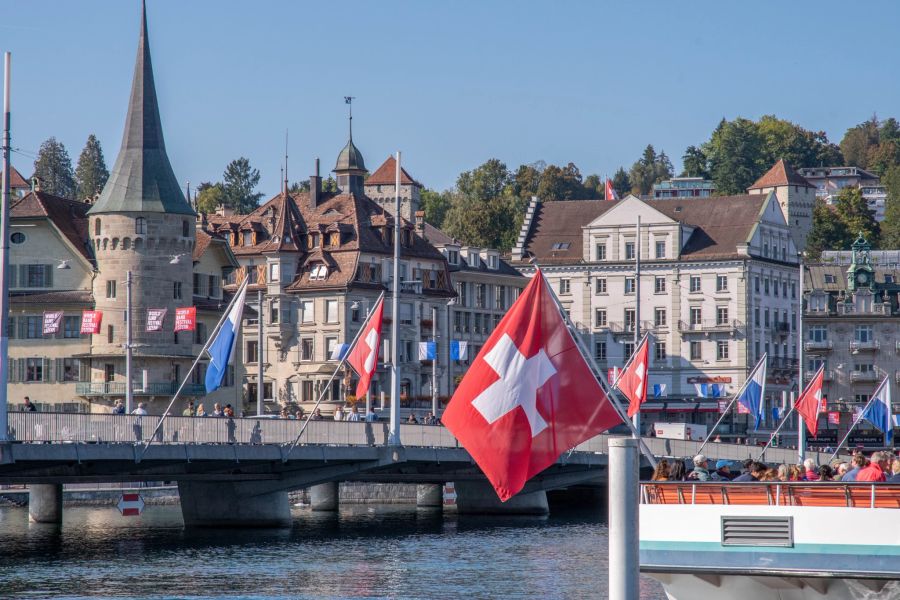 Schweizer und Luzerner Flaggen bei der Seebrücke in der Stadt Luzern.