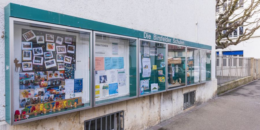Eine Infotafel der Birsfelder Schulen an der Schulstrasse in Birsfelden.