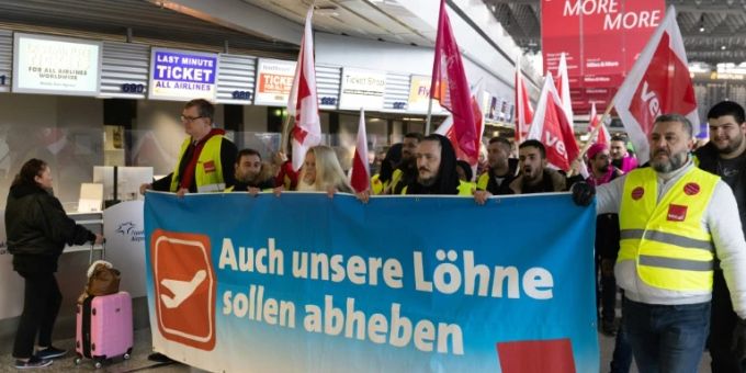 Düsseldorf - Warnstreiks an vier Flughäfen in Nordrhein-Westfalen und Baden-Württemberg
