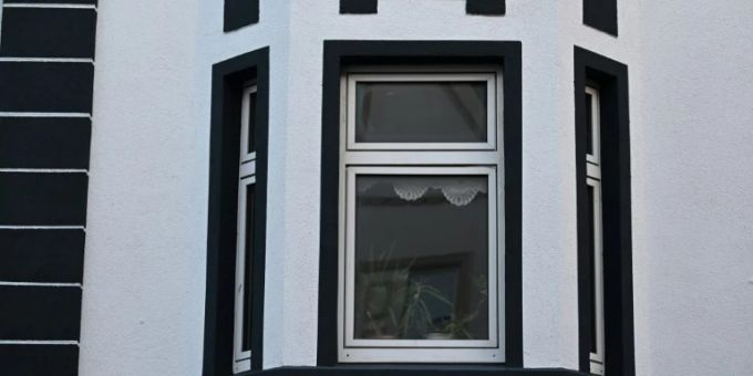 Fenster des Hauses, in dem einer der Brüder wohnt Fenster des Hauses, in dem einer der Brüder wohnt