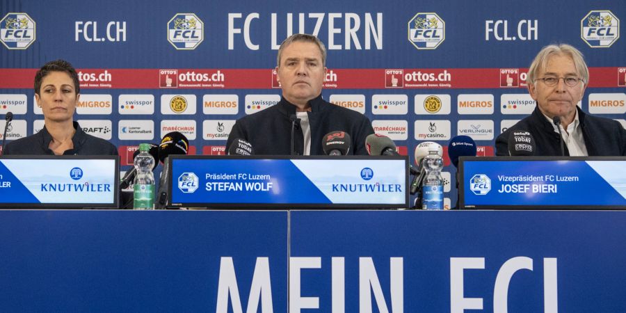 Verwaltungsrätin Ursula Engelberger-Koller, Club-Präsident Stefan Wolf, und Vizepräsident Josef Bieri bei einer Medienkonferenz des FC Luzern.