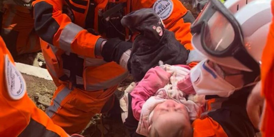 Die Schweizer Rettungskette kann rund 100 Stunden nach dem Erdbeben in der Türkei ein Neugeborenes bergen.