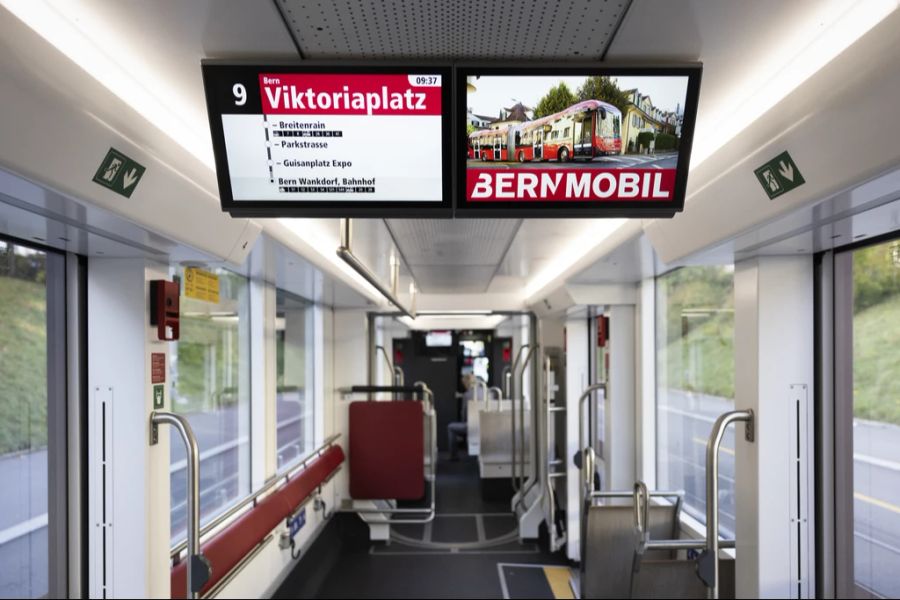 Auf beiden Seiten Türen, dafür auch weniger Sitze: Seniorinnen und Senioren müssen in den neuen Berner Trams häufiger stehen.